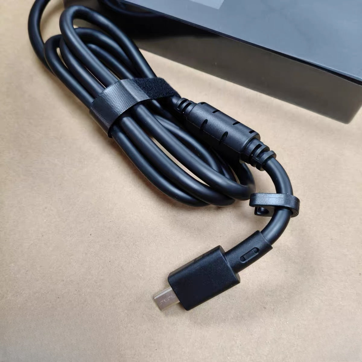Close-up of ASUS ADP-450AB B rectangle connector