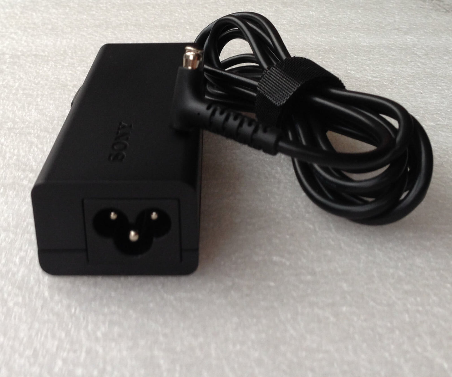 New Original Sony VAIO SVT112A2WX,SVT11225CBW,SVT11223CXW VGP-AC19V74 AC Adapter