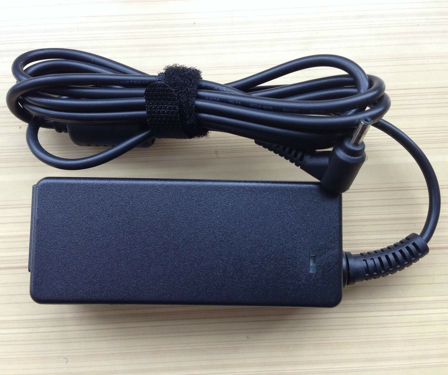 Original OEM 40W AC Adapter for Samsung Series 3 NP300U1A-A01US,NP305U1A-A04US