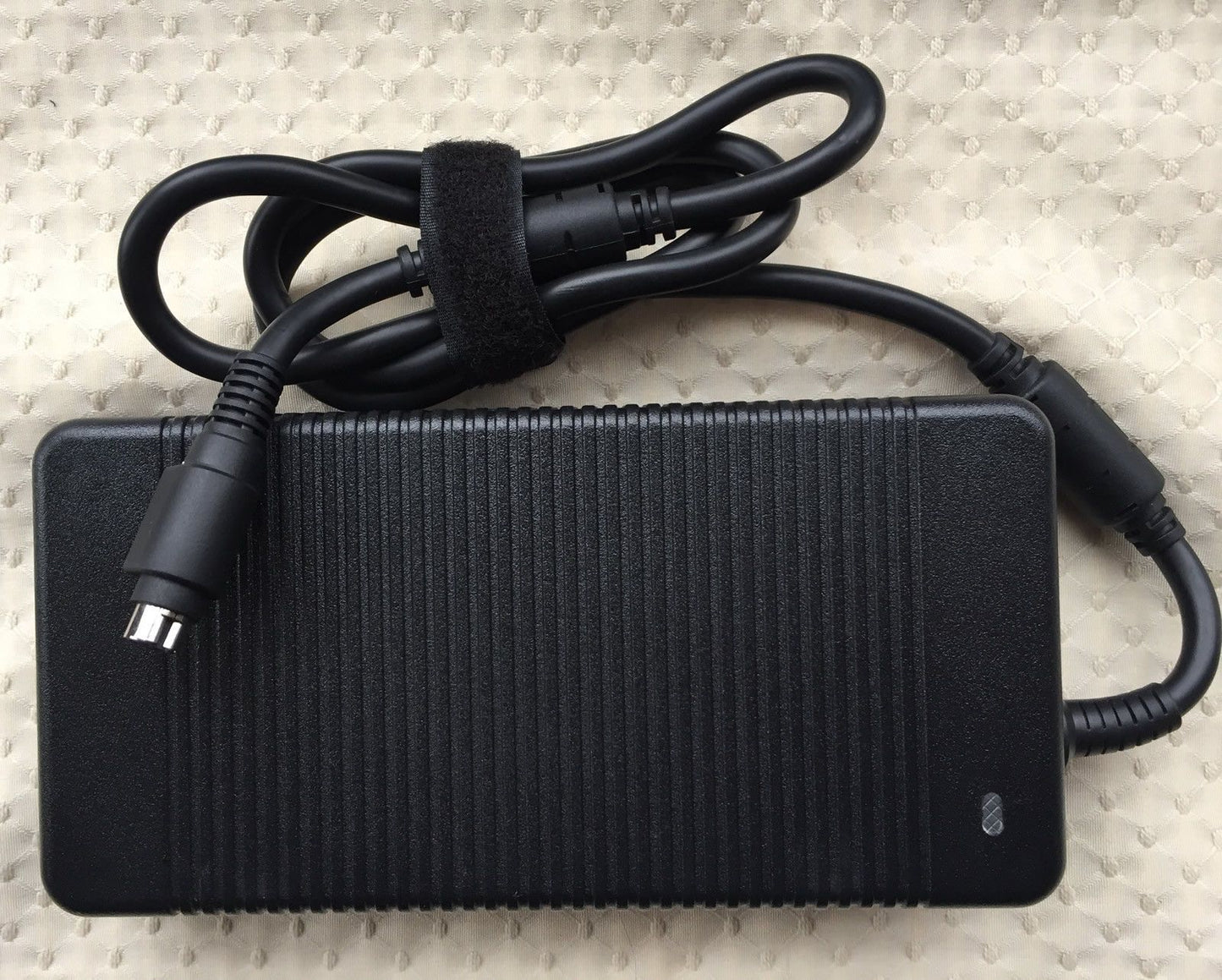 Original OEM Delta 19.5V 16.9A AC Adapter for MSI GT75VR 9S7-17A211-018 Notebook