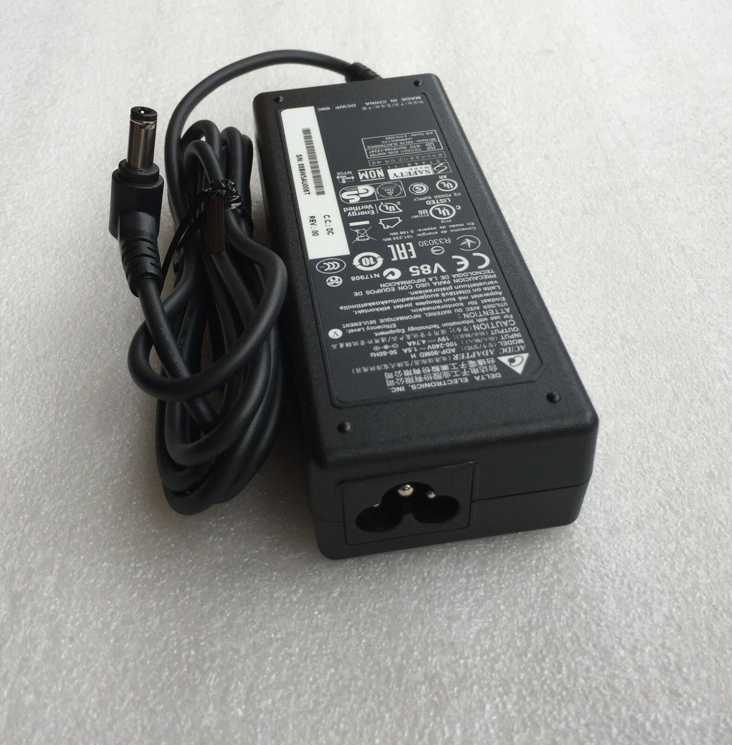 Original OEM Delta 90W AC Adapter for Clevo W850RZ,W651RZ,W655RZ,W670RZQ,W670RZ