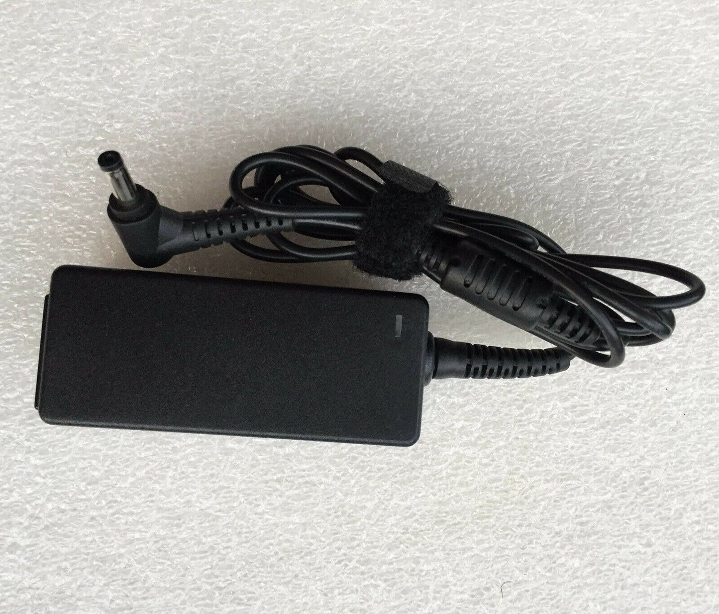 New Original OEM Delta 19V 2.1A AC Adapter for Clevo W950LU,ADP-40PH AB Notebook